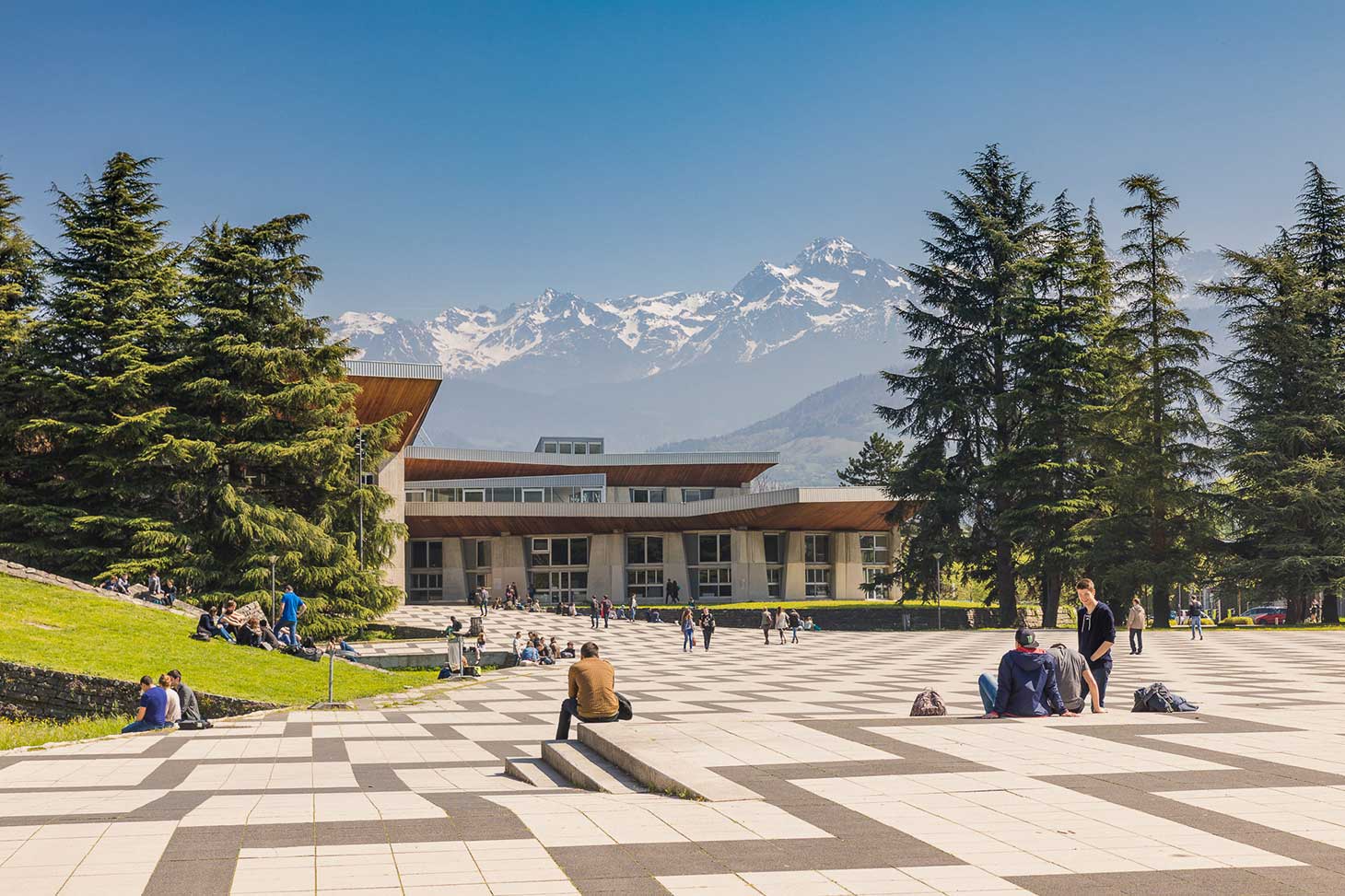 La place centrale sur le campus de Saint-Martin-d'Hères