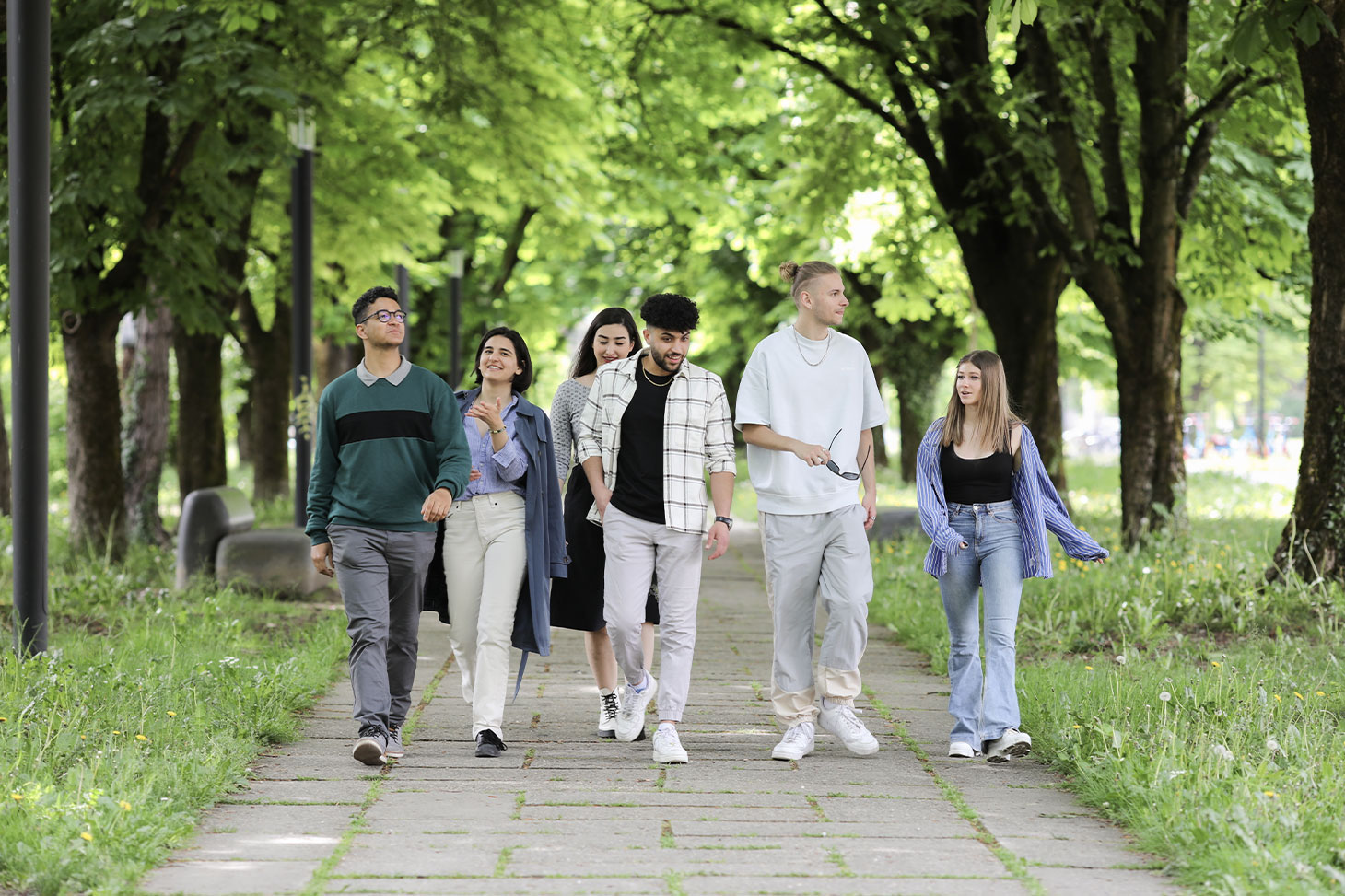 Des étudiants internationaux dans les allées du campus de Saint-Martin-d'Hères