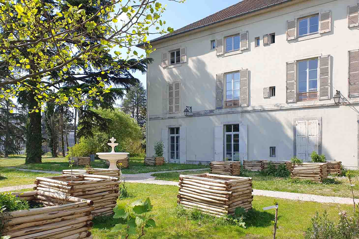 Le Jardin Dominique Villars, un jardin pédagogique de plantes médicinales situé dans le parc des facultés de médecine et pharmacie.