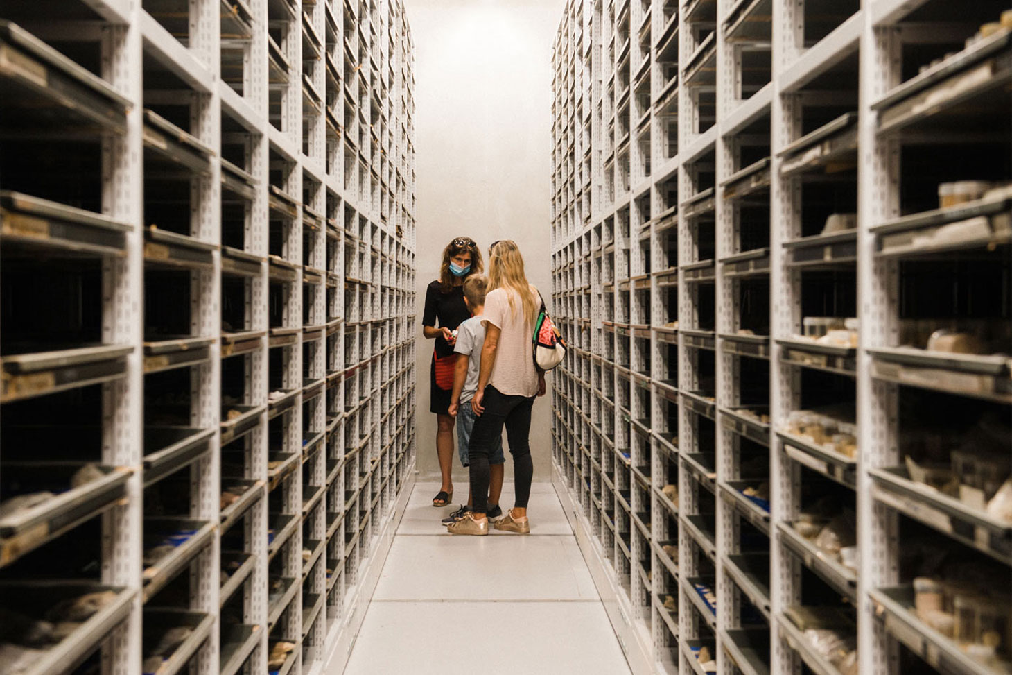 Une famille visite les collections du patrimoine scientifique de l'université.